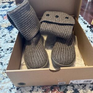 New UGG Classic Cardy size 7